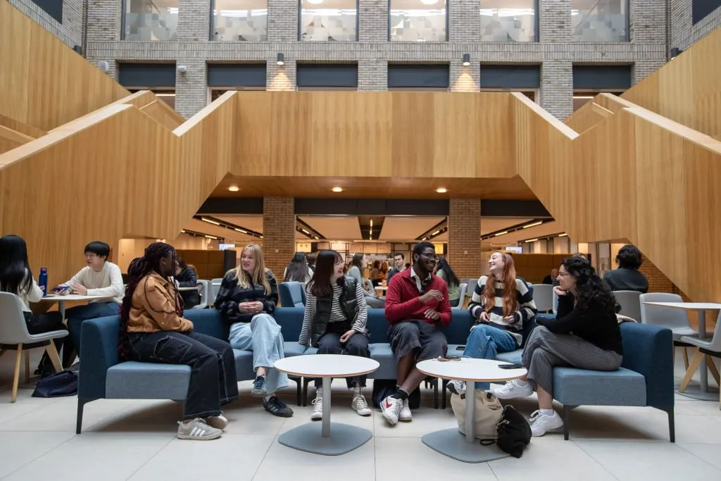Study Economics Within an International Business School Community